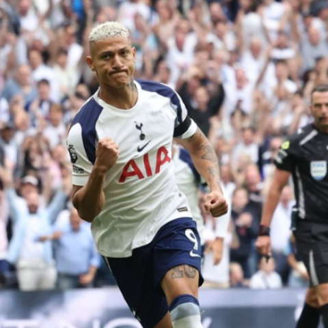 Ρισάρλισον για την κατάθλιψή του: Πόσες φορές, ενώ οδηγούσα, σκέφτηκα να πέσω πάνω σε τοίχο