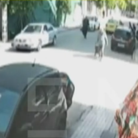 Η στιγμή που ο 89χρονος βγαίνει από τον ΕΦΚΑ στον Κεραμεικό - Δείτε το βίντεο