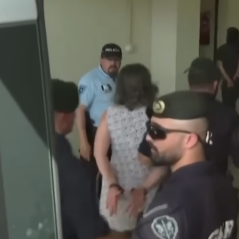 Η μητέρα τραγουδούσε κατά την άφιξή της στο δικαστήριο