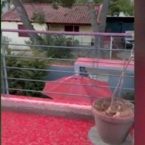 Μυστήριο με κόκκινη ουσία που έπεσε από τον ουρανό σε σπίτια στην Άνοιξη - Τι καταγγέλλουν κάτοικοι