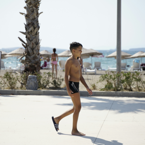 Τέλος οι βόλτες με μαγιό ή χωρίς μπλούζα: Πρόστιμα έως 200 ευρώ σε δημοφιλή προορισμό της Ιταλίας
