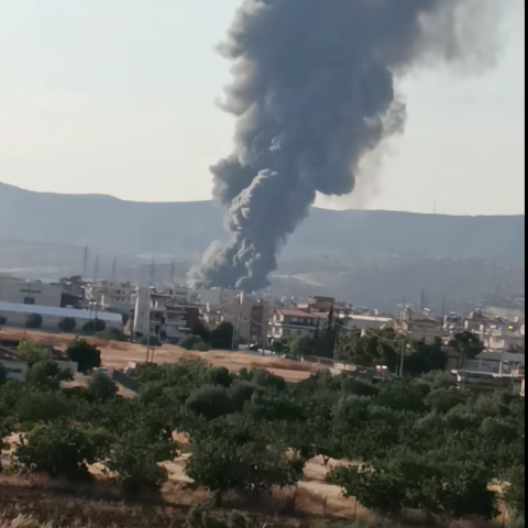 Μήνυμα από το 112 για τη φωτιά στον Ασπρόπυργο - «Απομακρυνθείτε από Μεγαρίδος προς Ασπρόπυργο»