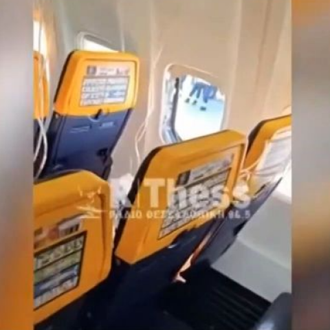 Ryanair: «Bγήκε το μισό σώμα του έξω, πέσανε οι μάσκες» λέει η σύζυγος του επιβάτη που κινδύνευσε εν ώρα πτήσης