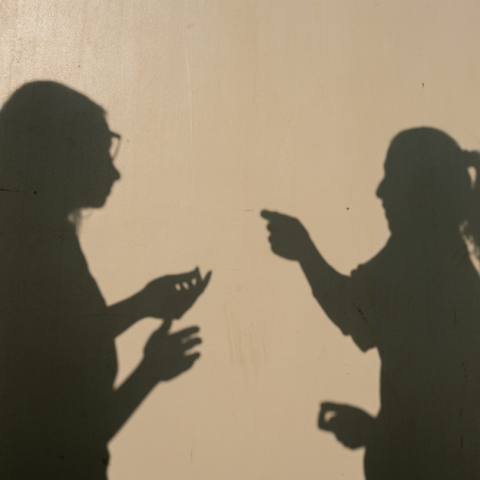 Γιατί γινόμαστε πιο νευρικοί όταν κάνει ζέστη – Τι συμβαίνει στον εγκέφαλο και το σώμα