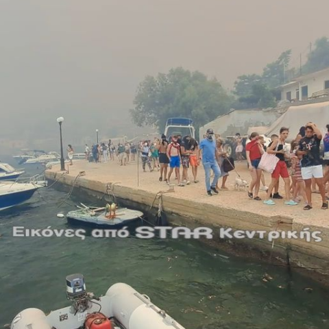 Δραματικές στιγμές στη Βοιωτία: Απεγκλωβίζεται κόσμος από την παραλία, με πλωτά μέσα η εκκένωση