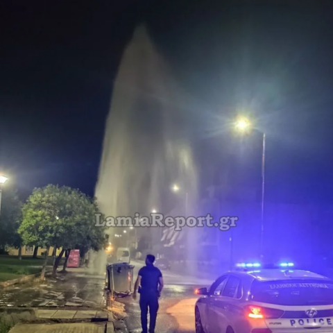 Λαμία: Βανάκι ξήλωσε πυροσβεστικό κρουνό και δημιούργησε σιντριβάνι 8 μέτρων