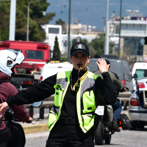 Σε πλήρη ετοιμότητα η Τροχαία για την έξοδο του Δεκαπενταύγουστου - Αυστηροί έλεγχοι, απαγόρευση κυκλοφορίας φορτηγών και συστάσεις στους οδηγούς.