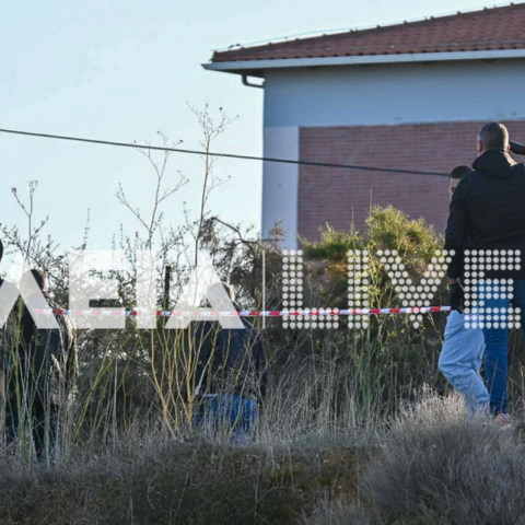 Στιγμιότυπο από την εκταφή της σορού από την αυλή του σπιτιού στην Αμαλιάδα