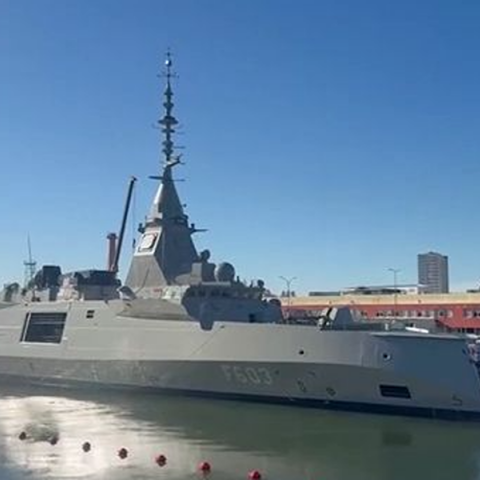  Υψώθηκε η ελληνική σημαία στη φρεγάτα Belharra «Νέαρχος» - Αρχές Δεκεμβρίου στη Σαλαμίνα