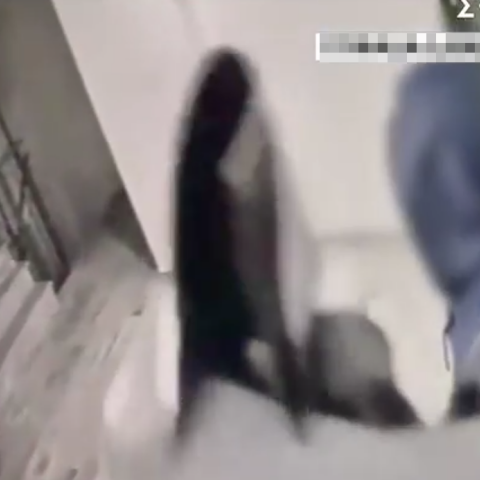 Η στιγμή που ο αξιωματικός του Πολεμικού Ναυτικού εισβάλει στο σπίτι πρώην του στη Γλυφάδα