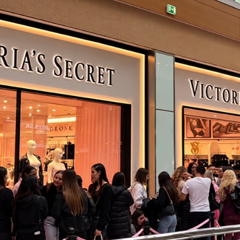 Victoria’s Secret: Viral τα βίντεο με τις τεράστιες ουρές έξω από το κατάστημα της Αθήνας πριν καν ανοίξουν οι πόρτες του