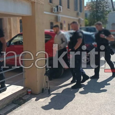 Ο Μανώλης Καλομοίρης οδηγήθηκε στο δικαστήριο