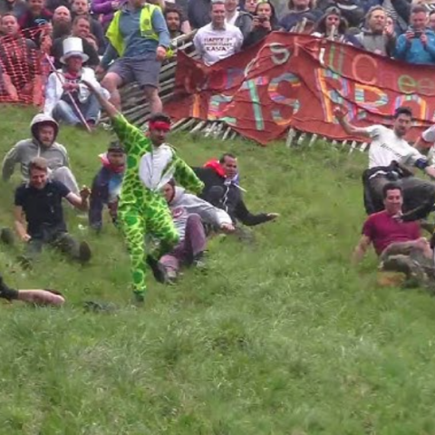 Γερμανός YouTuber ρίσκαρε τη ζωή του για να κάνει back-to-back νίκες στο κυνήγι τυριού 