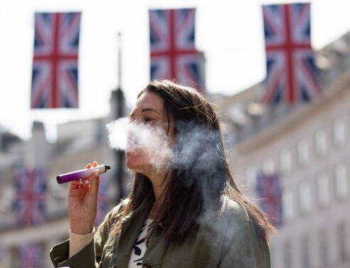 Βρετανία: Η κυβέρνηση θα απαγορεύσει τα ηλεκτρονικά τσιγάρα μιας χρήσης - Το μέτρο τίθεται σε ισχύ τον Ιούνιο του 2025 - Επιβαρύνουν το περιβάλλον και την υγεία