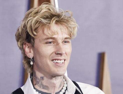 Ανησυχία για την υγεία του Machine Gun Kelly μετά τις δηλώσεις του: Δεν τρώω, πίνω μόνο νερό