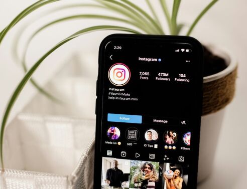 Η τυραννία των food influencers: ποιος τρώει τζάμπα και ποιος χαλάει το εστιατόριο;