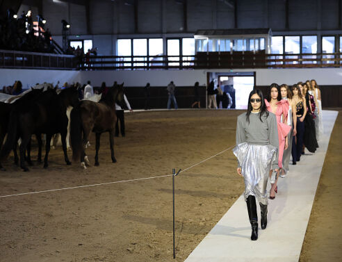 Η Στέλα ΜακΚάρτνεϊ έφερε… άλογα στην πασαρέλα στο Παρίσι