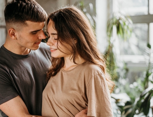 Lavender Marriage: Γιατί οι «γάμοι - βιτρίνα» γίνονται ξανά το καταφύγιο των νέων;