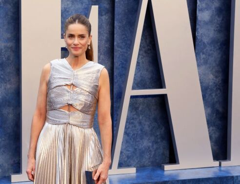 Αμάντα Πιτ: «Έχασα τους γονείς μου ενώ πάλευα με τον καρκίνο»