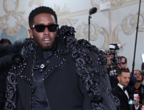 Οι εισαγγελείς συνδέουν τον Diddy με τη δίκη για τη δολοφονία του Tupac 