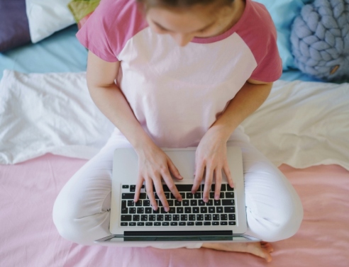 παιδι σερφαρει στο διαδίκτυο