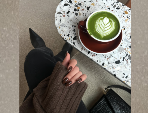 Σοκολατένια νύχια: Η τάση που θα βλέπεις παντού φέτος