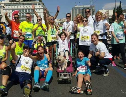 Η Μαριλένα Γερογιάννη με σύνδρομο Οκαμότο τρέχει με τη Μαλλού στο Μαραθώνιο