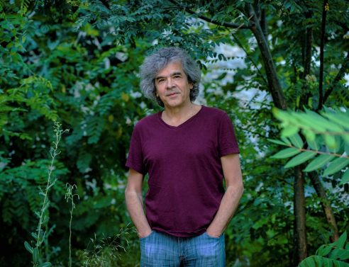 Συνέντευξη: Ο συνθέτης Νίκος Κυπουργός μιλάει για τα Κυπο-θεατρικά που παρουσιάζονται στη Μικρή Επίδαυρο, τη μουσική του πορεία και την ιστορική διαφήμιση της Carnation