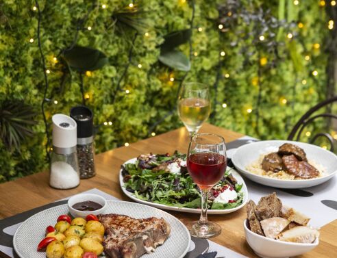 Το Βραστό: το θρυλικό στέκι της Ρεματιάς προσφέρει γευστικές εμπειρίες σε υπέροχο κήπο