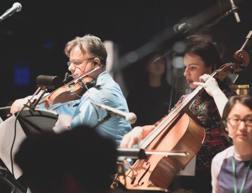 Ο βιολονίστας Μιλτιάδης Παπαστάμου μιλάει στην ATHENS VOICE με αφορμή το θεατρικό έργο «Ο Κουρέας της Σεβίλλης» στο οποίο παίζει ζωντανά τη μουσική του σύνθεση.