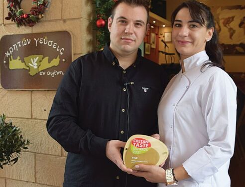 Κρητών Γεύσεις εν Αιγίνη: Φοβερά κρητικά εδέσματα με ζωντανή μουσική  