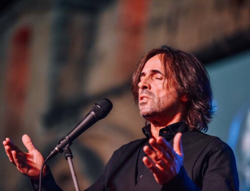 Ο Βασίλης Λέκκας μιλάει για τη σύνδεση, τη φιλία και τη συνεργασία του με τον Γιάννη Σπάθα, πριν την αφιερωματική συναυλία Standing Proud Forever, την Κυριακή 4 Σεπτεμβρίου, στο Ηρώδειο.