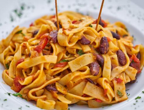 Pasta με χούμος, ελιές, φέτα και κόκκινες πιπεριές