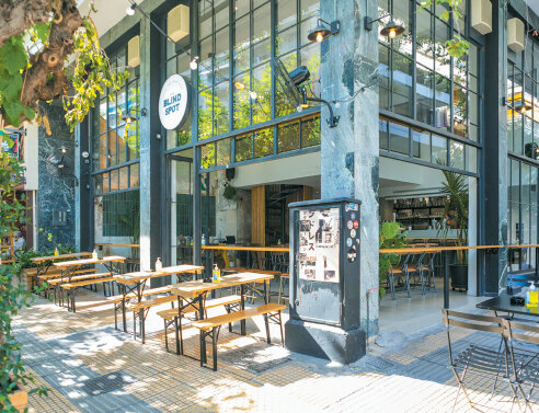 The Blind Spot, το νέο καφέ-μπαρμπέρικο του Παγκρατίου