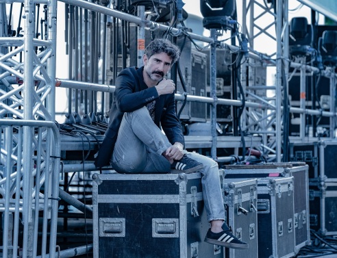 Ο κοντραμπασίστας Μιχάλης Καλκάνης μιλάει στην ATHENS VOICE για το νέο του άλμπουμ «Emotions» και τη σχέση της δυτικής με την ανατολική μουσική.