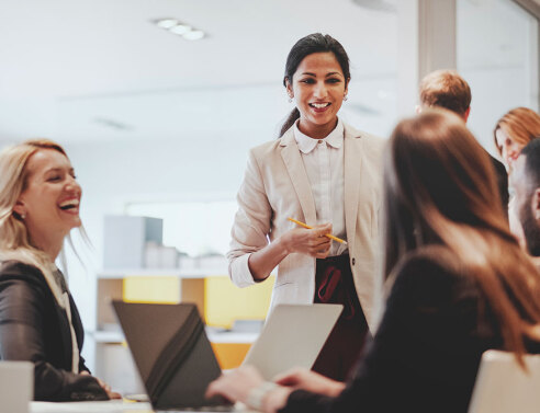 Άνδρες και γυναίκες σε γραφείο