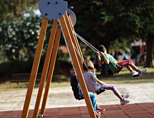 Παιδάκια κάνουν κούνια