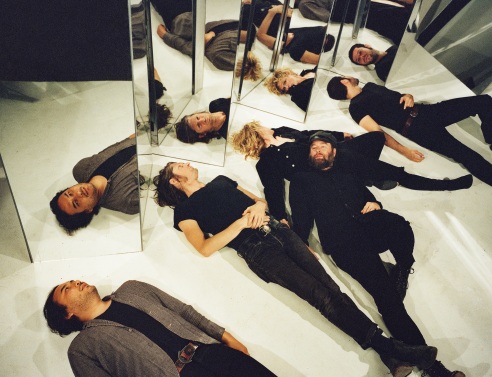 Συνέντευξη The Black Angels: Ο τραγουδιστής του psychedelic rock συγκροτήματος, Alex Maas, μιλάει στην ATHENS VOICE για το νέο άλμπουμ «Wilderness Of Mirrors», τη μουσική και τη ζωή του