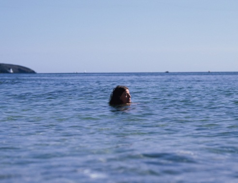 Συνέντευξη Tom Adams: Ο βρετανός τραγουδοποιός μιλάει για το νέο του άλμπουμ «Beside The Analogue Sea», τις μετακομίσεις και τα επόμενα μουσικά βήματά του.