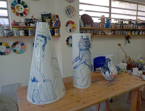Κεραμικά ζωγραφισμένα από τον Πατ Αντρέα στο ατελιέ του Σταμάτη Φιλιππαίου
