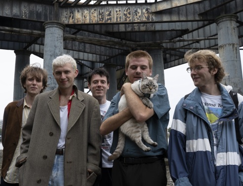 Συνέντευξη Shame: Ο μπασίστας της βρετανικής rock μπάντας, Josh Finerty, μοιράζεται την ιστορία τους κι εξηγεί πώς δημιούργησαν το νέο τους άλμπουμ πριν τη συναυλία τους στην Αθήνα, την Παρασκευή 9 Δεκεμβρίου.