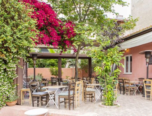 Αυλή, Πετράλωνα