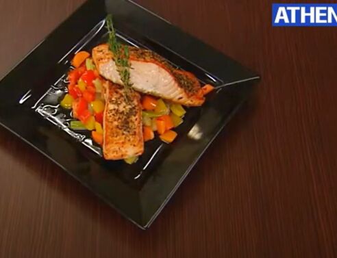 Hungry in Athens: Σολομός με κρούστα μυρωδικών και λαχανικά σοτέ