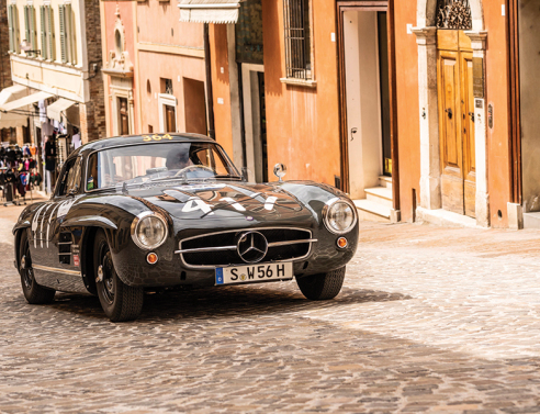 Γιατί είμαστε ακόμα ερωτευμένοι με τα ρετρό αυτοκίνητα;