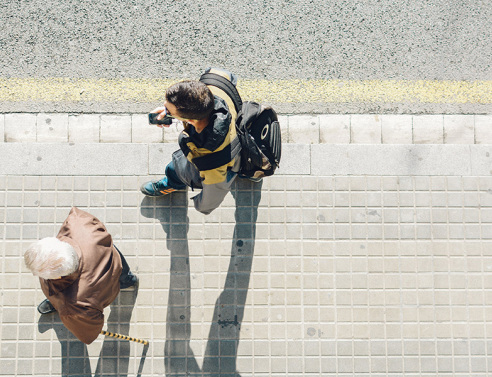 7 τρόποι να μετατρέψεις το περπάτημα σε άσκηση για τους κοιλιακούς