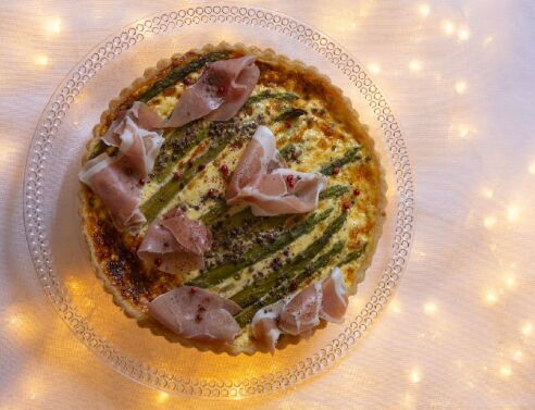 Κις Λορέν με μοτσαρέλα, σπαράγγια και προσούτο