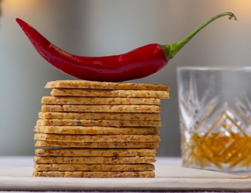 Κράκερ με σκληρό τυρί Δανίας και πιπεριά chilli 