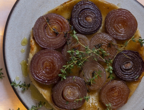 Tarte taten με κόκκινα κρεμμύδια