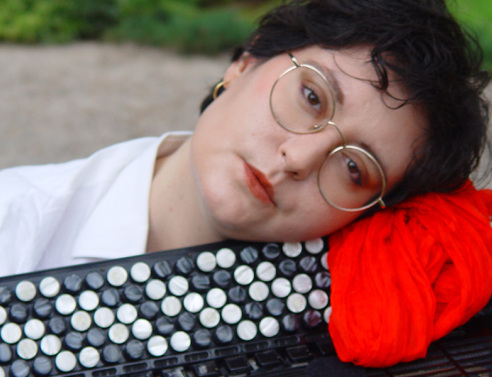 «Μια Γέφυρα Μουσικής Πάνω από τη Συγγρού, vol.9»: Η αρκοντεονίστα Άρτεμις Βαβάτσικα μιλάει για τη συμμετοχή της στην εκδήλωση