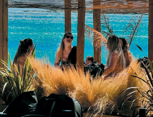 Ziba beach bar restaurant: Το συνώνυμο της καλοκαιρινής διασκέδασης στην Τήνο